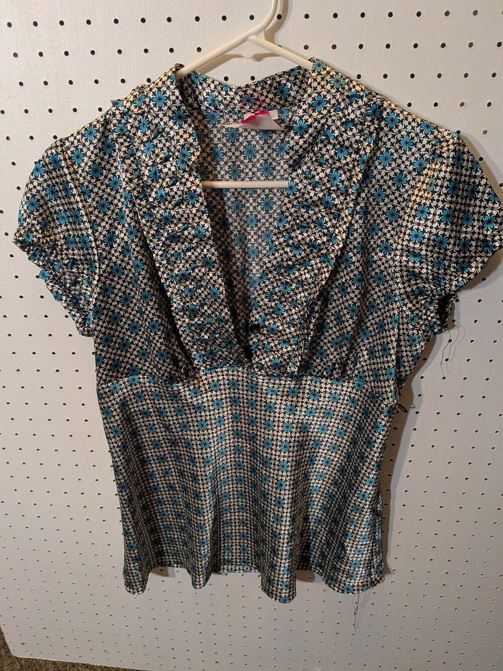 Sweet Soul Blouse Size Large Blue Black Floral Short Sleeve Ruffle V-Neck